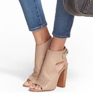 Vince Addie Sandal in Taupe Leather